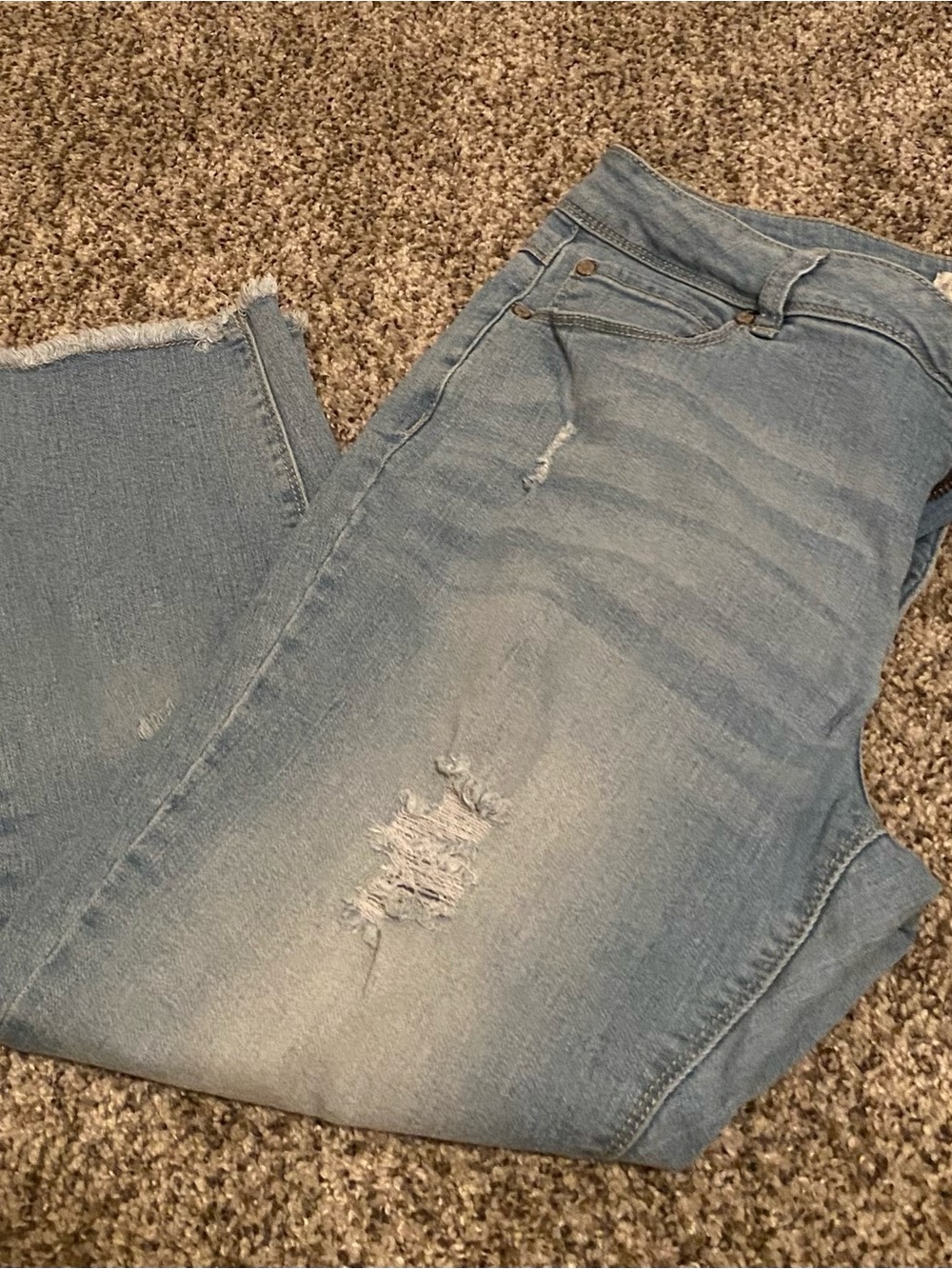 Light Wash Distressed Cropped Jeans Cato Brand Size 10 with Frayed Hem - Picture 14 of 14